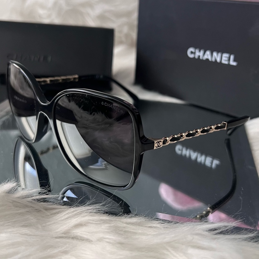 ❌SOLD❌CHANEL CC Logo Lambskin Square Chain Sunglasses in Black